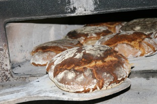 hausgebackenes Bio-Holzofenbrot